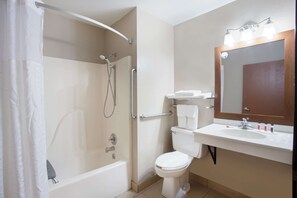 Chambre, 1 grand lit, accessible aux personnes à mobilité réduite, non-fumeurs | Salle de bain | Ensemble douche/baignoire, articles de toilette gratuits, sèche-cheveux