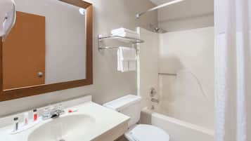 Ensemble douche/baignoire, articles de toilette gratuits, sĂšche-cheveux