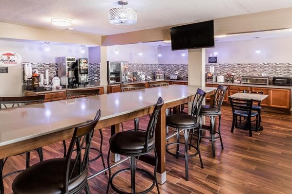 Free continental breakfast on weekdays - Super 8 by Wyndham Iowa City/Coralville (Coralville)