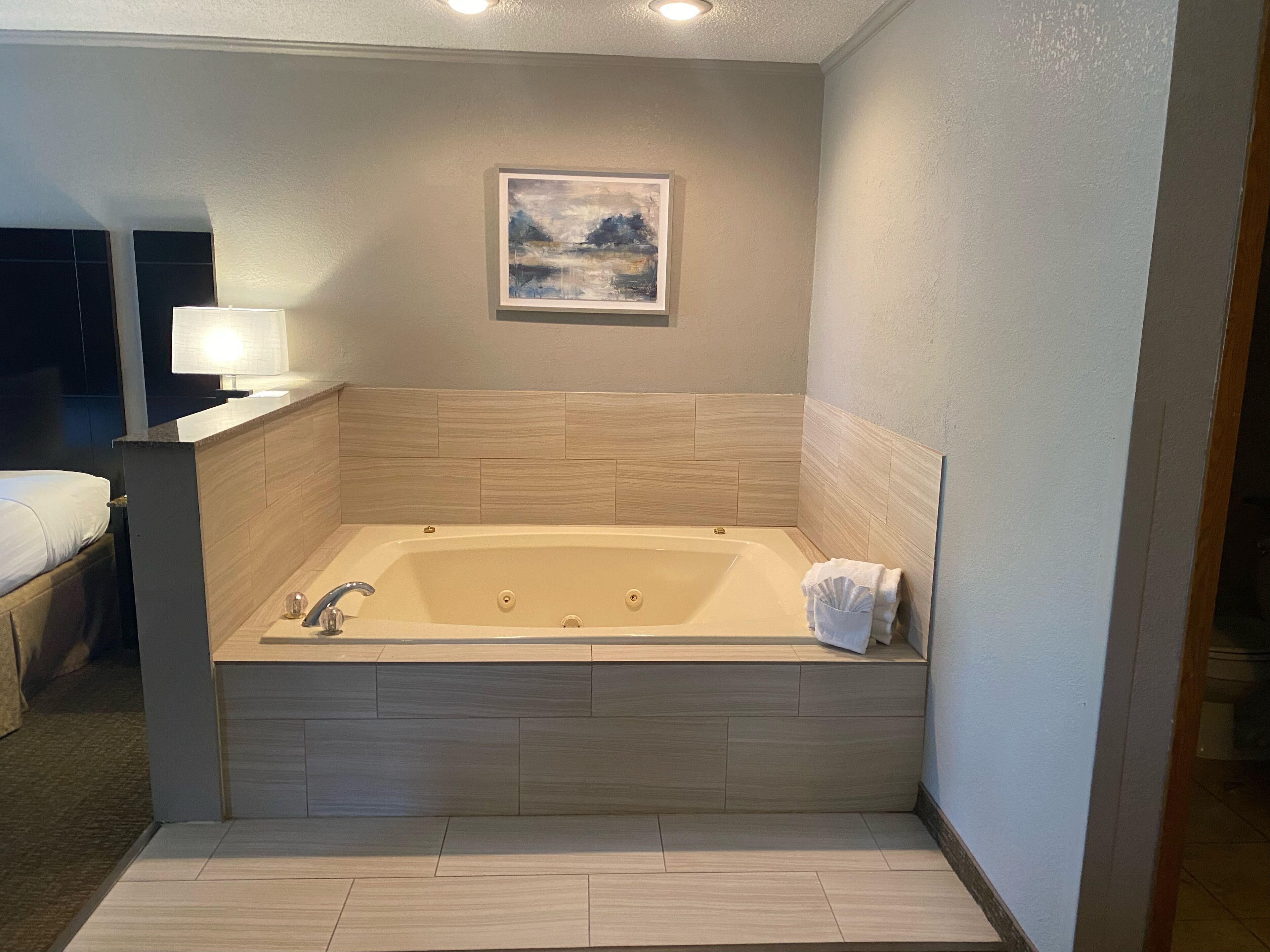 traditional suite, hot tub | egyptian cotton sheets, premium bedding, pillow-top beds, desk