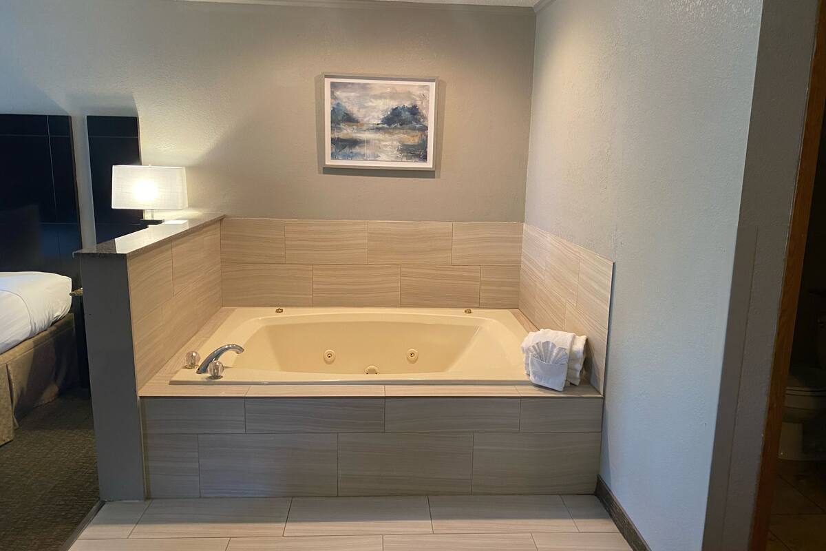 traditional suite, hot tub | egyptian cotton sheets, premium bedding, pillow-top beds, desk