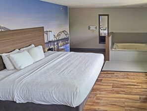 Skrivebord, strykejern/-brett og barnesenger