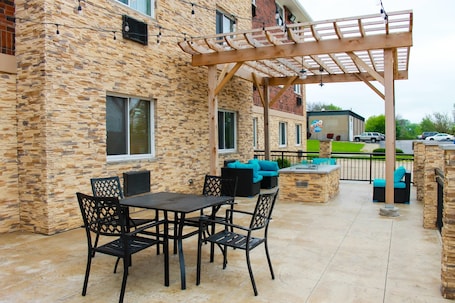 Exterior. Clarion Pointe Bettendorf - Quad Cities