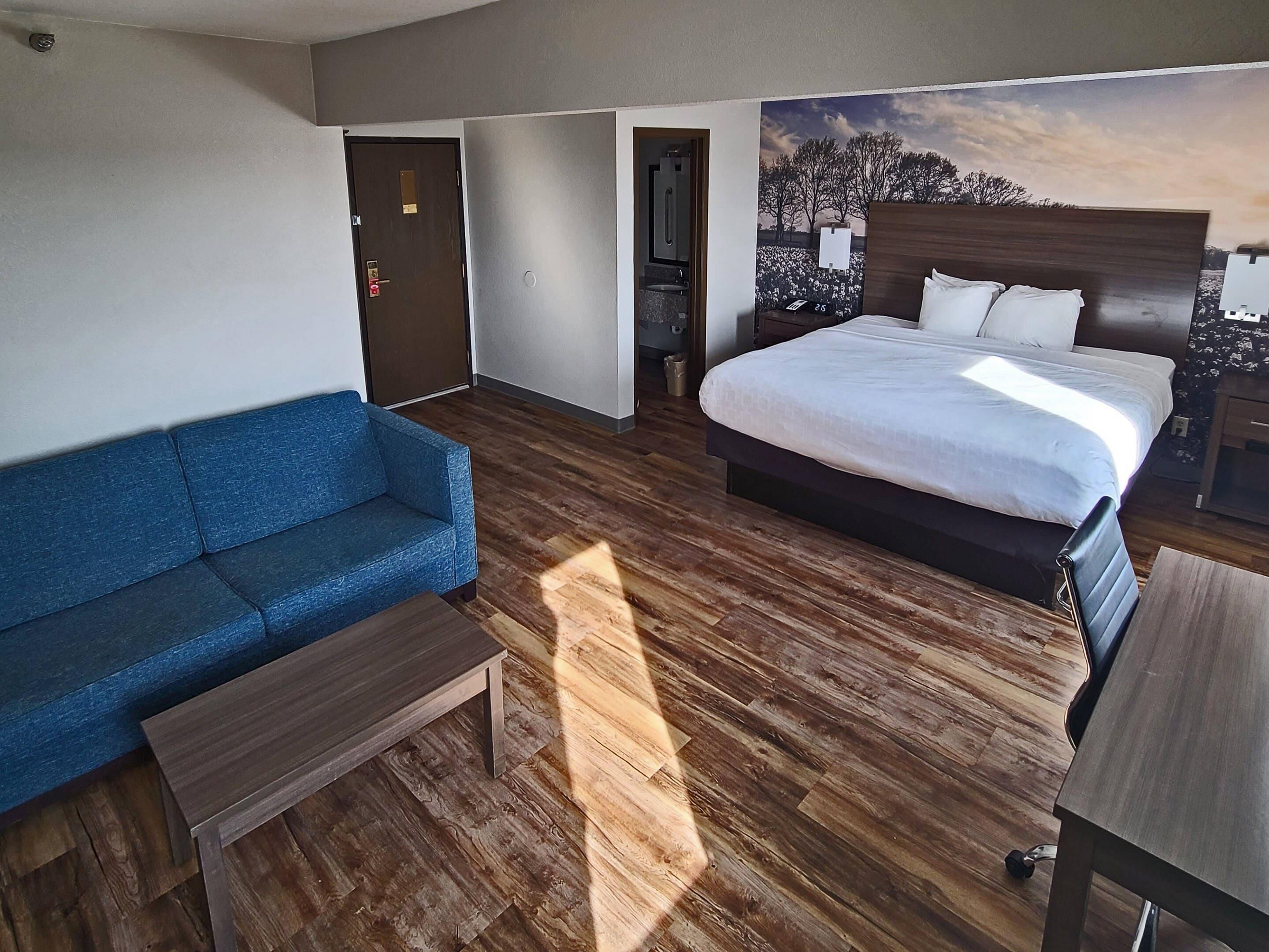 Skrivbord, strykjärn/strykbräda, barnsängar och extrasängar