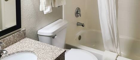 Un baño con lavamanos, inodoro y bañera.