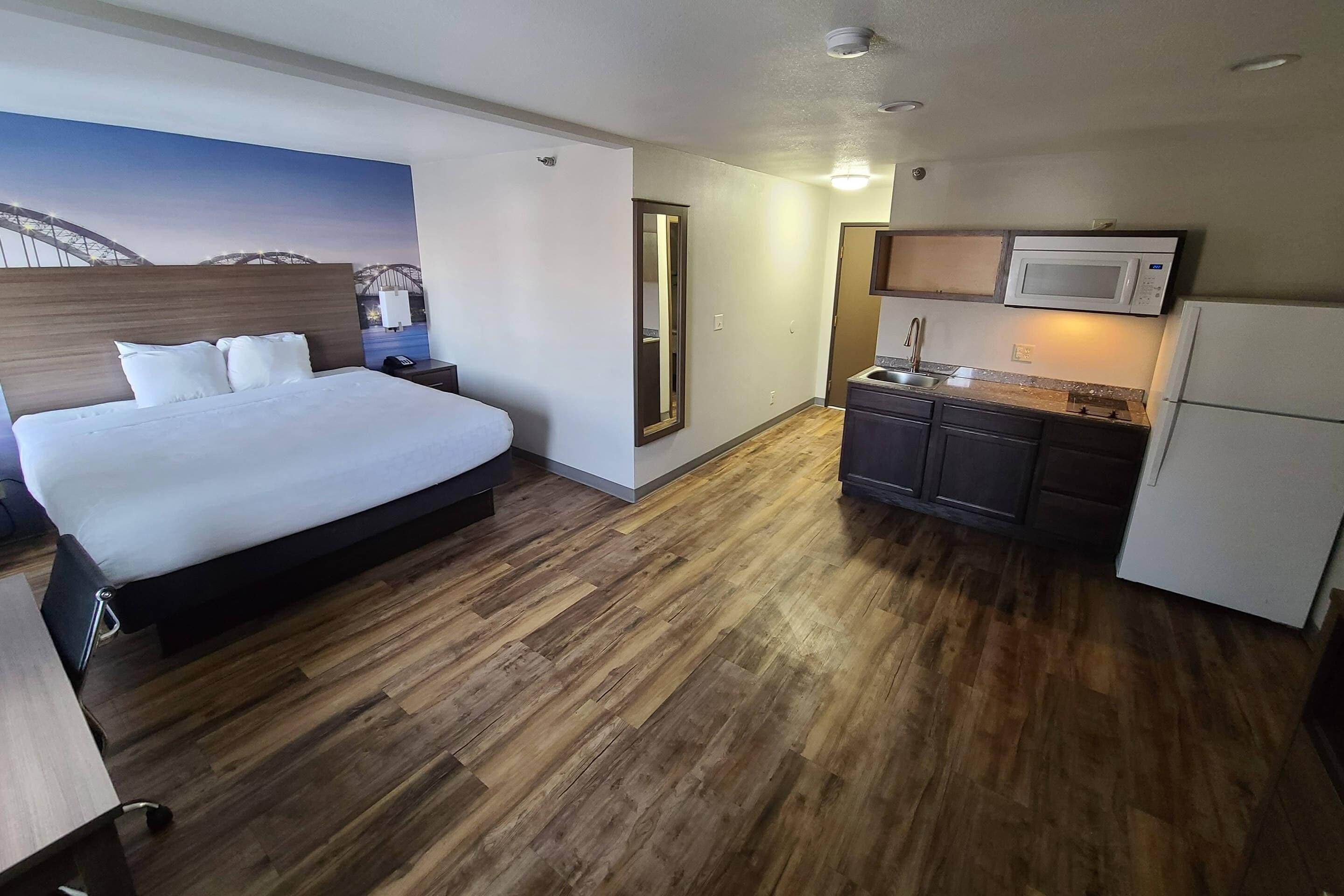 Escritorio, tabla de planchar con plancha y cunas 