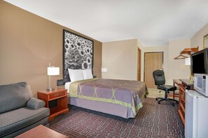 Desk, laptop workspace, iron/ironing board, free cribs/infant beds - Super 8 by Wyndham Fort Madison (Fort Madison)