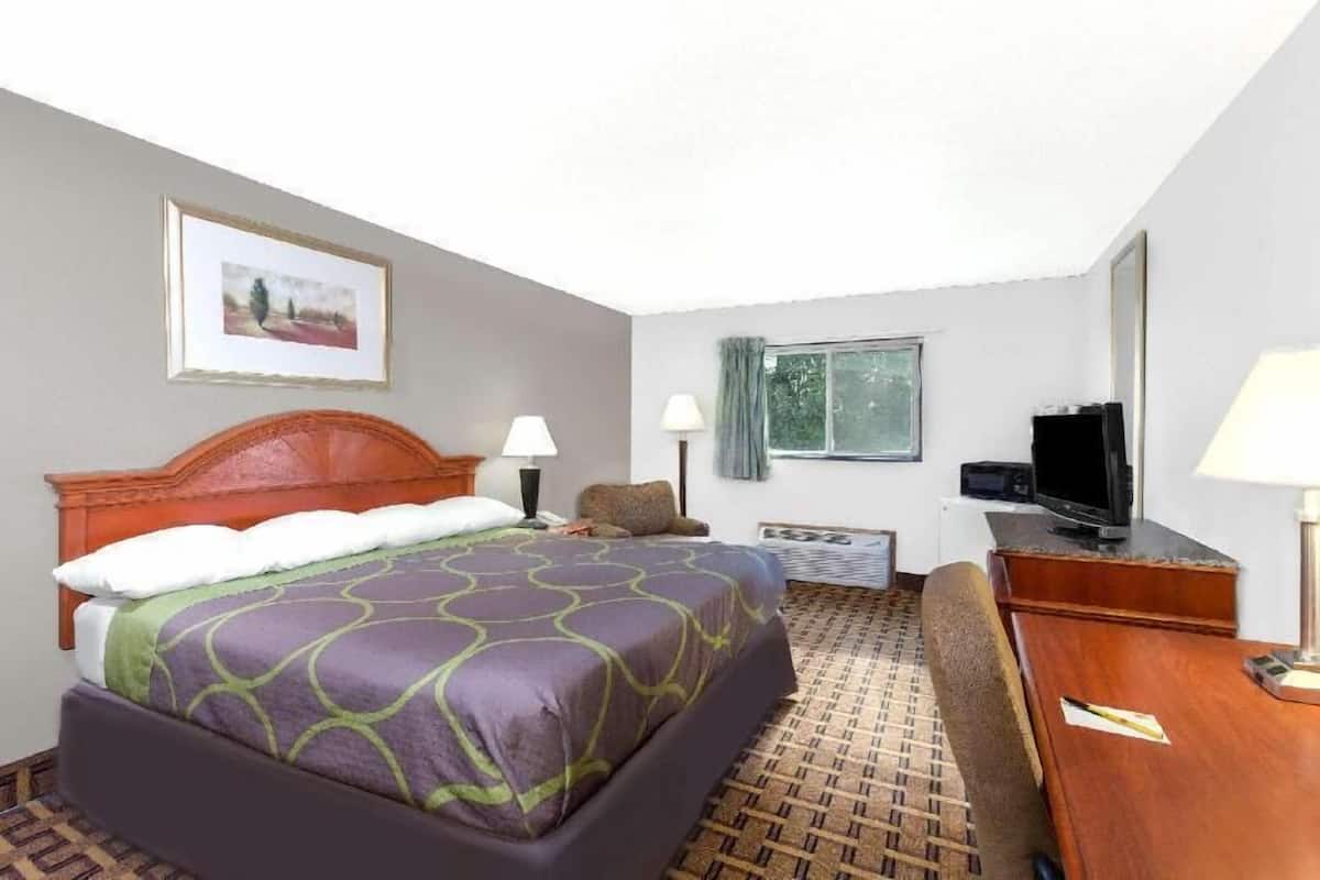 Schreibtisch, laptopgeeigneter Arbeitsplatz, Bügeleisen/Bügelbrett