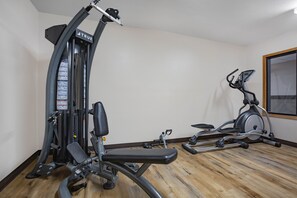 Fitness facility - Super 8 by Wyndham Fort Madison (Fort Madison)