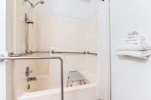 Combined shower/tub, free toiletries, hair dryer, towels - Super 8 by Wyndham Burlington (Burlington)