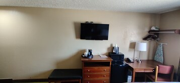 Escritorio, tabla de planchar con plancha, wifi gratis y ropa de cama 