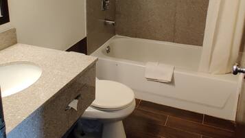 Studiosuite, 2 Queen-Betten, Nichtraucher | Badezimmer | Duschwanne, kostenlose Toilettenartikel, Haartrockner, Bademäntel