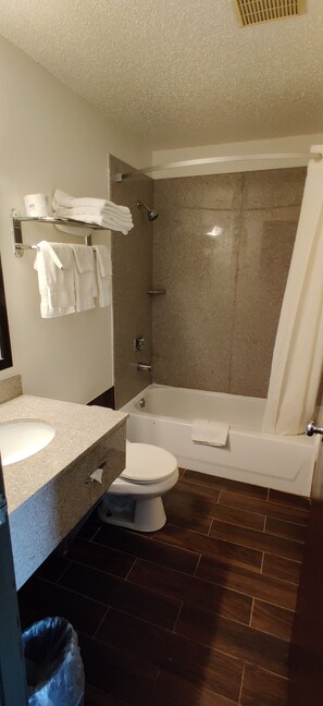 Studiosuite, 2 Queen-Betten, Nichtraucher | Badezimmer | Duschwanne, kostenlose Toilettenartikel, Haartrockner, Bademäntel