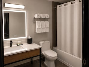 Combined shower/tub, free toiletries, hair dryer, bathrobes - Super 8 by Wyndham Champaign (Champaign)
