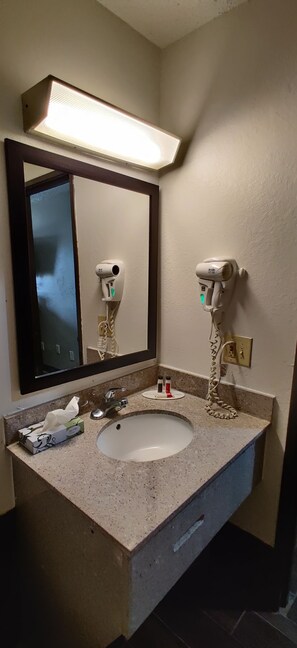 Room, 1 Queen Bed, Non Smoking | Bathroom