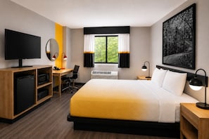 Desk, iron/ironing board, WiFi (free), bed sheets - Super 8 by Wyndham Champaign (Champaign)