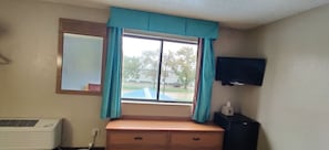 Standardzimmer, 1 Queen-Bett, Raucher | Schreibtisch, Bügeleisen/Bügelbrett, kostenloses WLAN, Bettwäsche