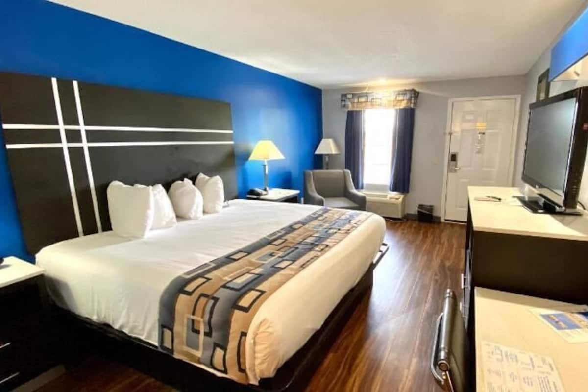 Desk, iron/ironing board, free WiFi, bed sheets