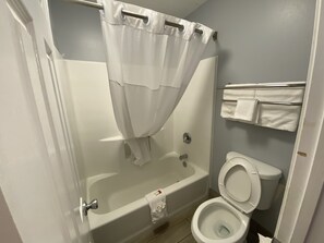 Camera Standard, 2 letti matrimoniali, non fumatori | Bagno | Combinazione doccia/vasca, set di cortesia gratuito, asciugacapelli