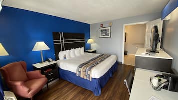 Escritorio, tabla de planchar con plancha, wifi gratis y ropa de cama