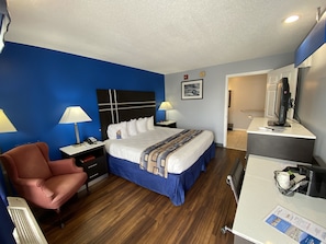 Escritorio, tabla de planchar con plancha, wifi gratis y ropa de cama