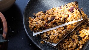 A plate with granola bars and a bowl of green fruit. - Hotel Embarque, Unscripted By Hyatt (Phoenix)