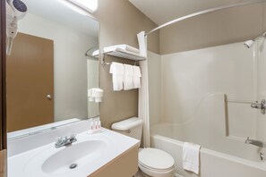 Combined shower/bathtub, hair dryer, towels