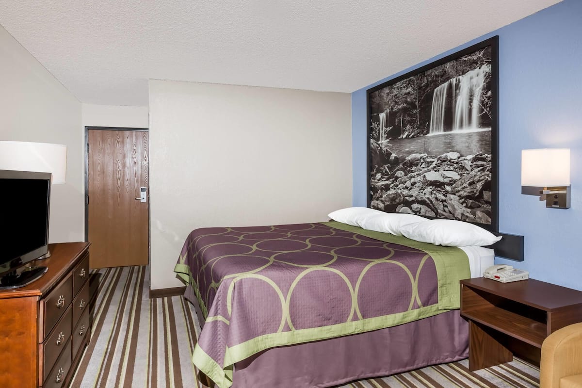 Desk, iron/ironing board, free cribs/infant beds, free WiFi
