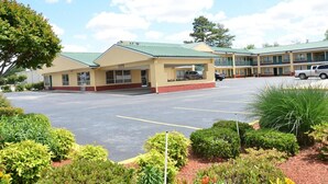 A motel with a parking lot and a covered outdoor area. - FairBridge Inn Express Stuttgart (Stuttgart)