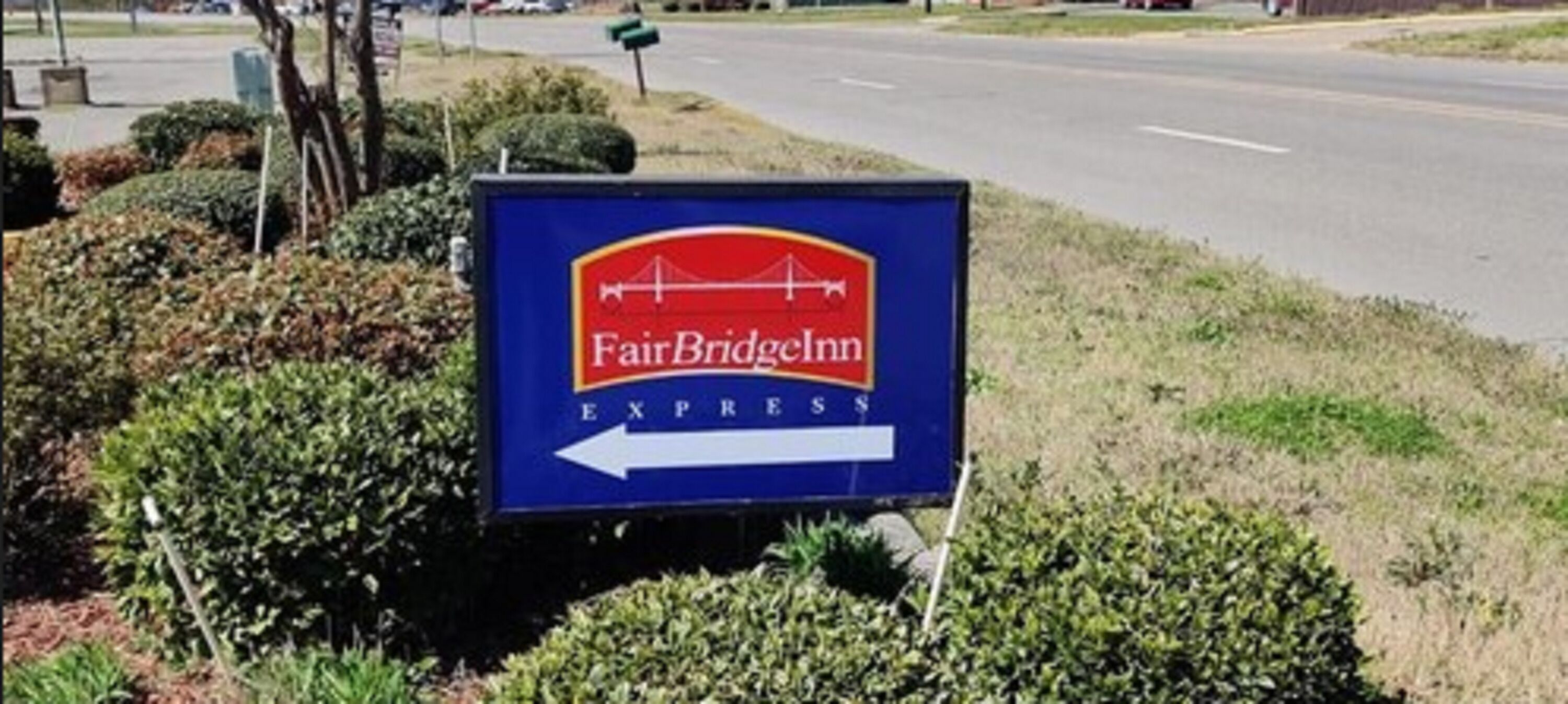 Een bord voor FairBridgeInn Express, met een pijl naar links.