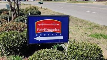 Een bord voor FairBridgeInn Express, met een pijl naar links.