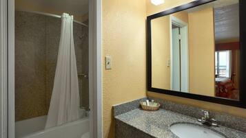 Combined shower/tub, free toiletries, towels