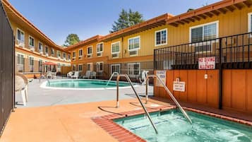 Kauden mukainen ulkouima-allas avoinna 9.00–21.00, aurinkotuoleja