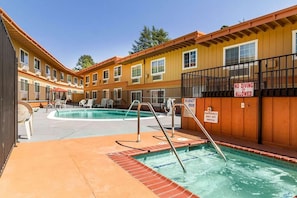 Piscina externa sazonal, funciona das 9h às 21h, espreguiçadeiras