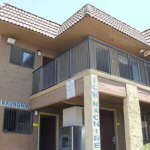 Property entrance - Motel 6 Fresno, CA (Fresno)