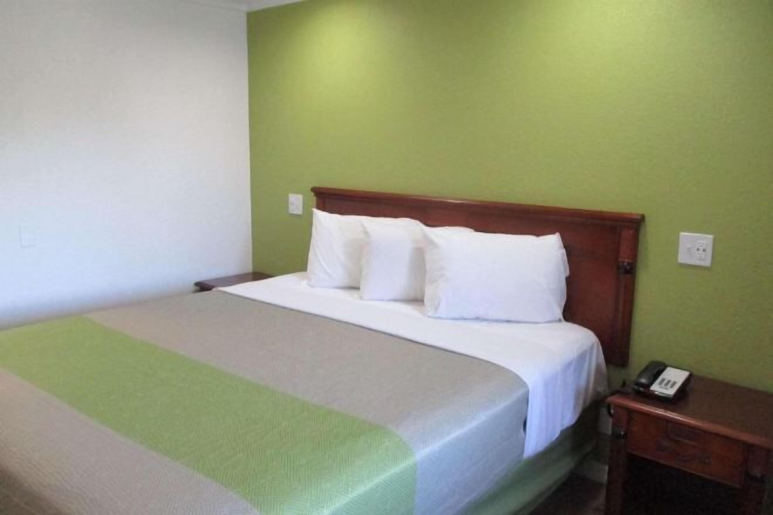 Wi-fi (inkludert), sengetøy og vekkerklokke