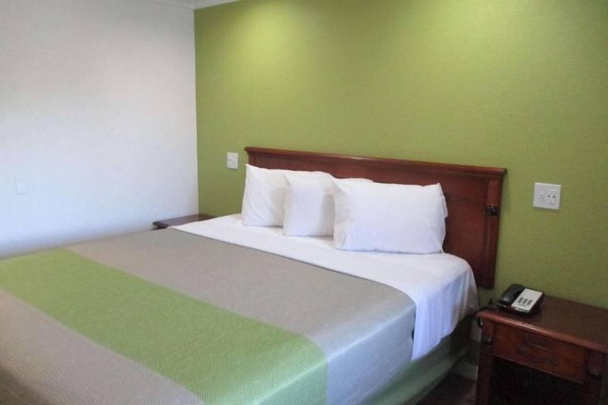 免费 WiFi、床单、闹钟