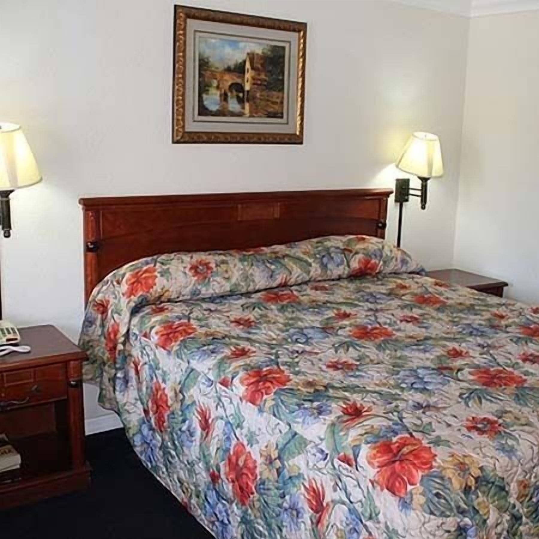 Habitación, 1 cama King size, refrigerador y microondas | Wifi gratis, ropa de cama y despertador 