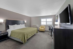 Premium bedding, desk, iron/ironing board, free WiFi