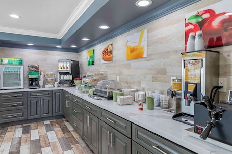 Petit déjeuner continental compris tous les jours. Quality Inn Kettleman City near Hwy 41