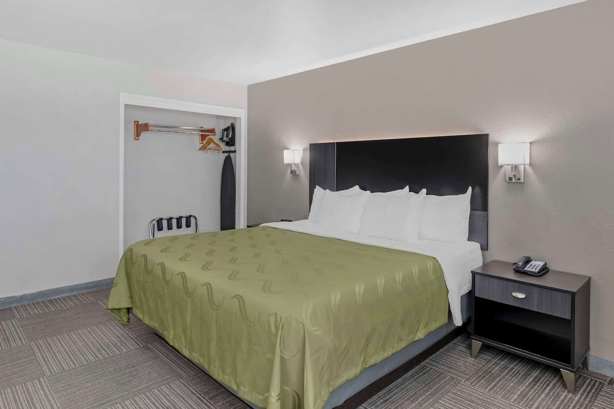 Premium bedding, desk, iron/ironing board, free WiFi