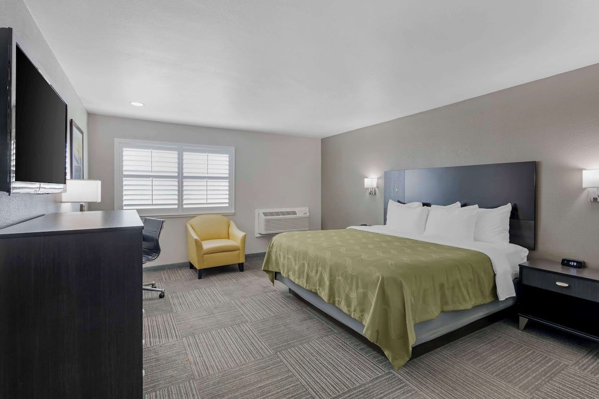 Room, 1 King Bed, Accessible, Non Smoking | Premium bedding, desk, iron/ironing board, free WiFi