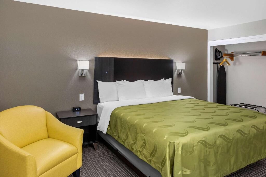 Premium bedding, desk, iron/ironing board, free WiFi