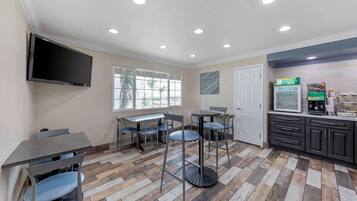 Free daily continental breakfast