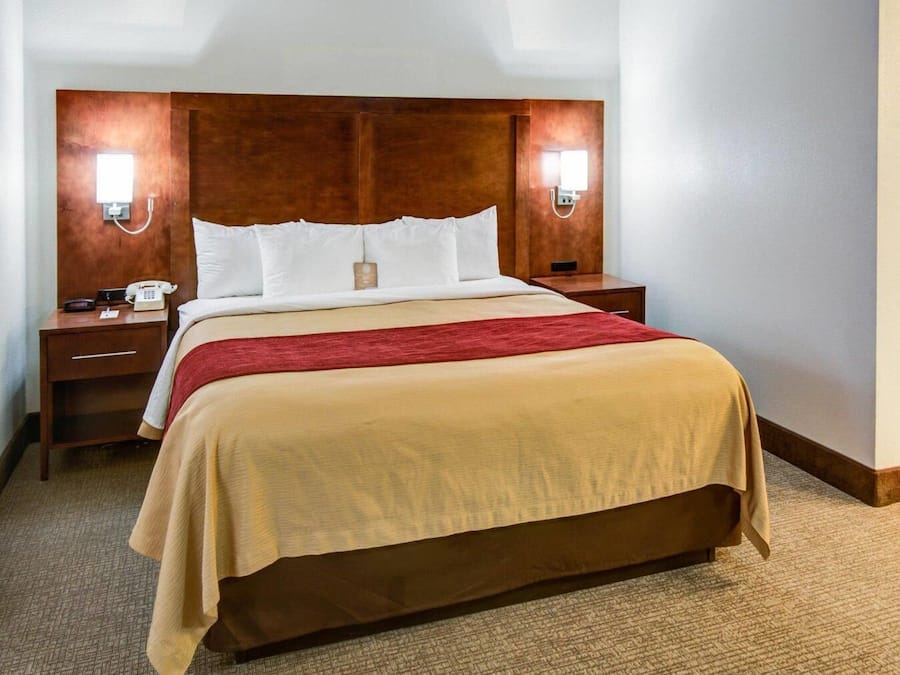 Ropa de cama de alta calidad, colchones con pillow-top y escritorio