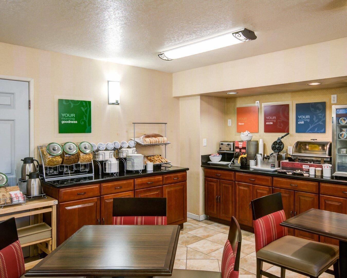Una cocina de hotel con una barra de buffet, que incluye una estación de café y diferentes alimentos.