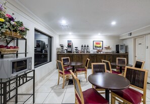 Breakfast area - Red Roof Inn Bloomington - Normal/ University (Bloomington)