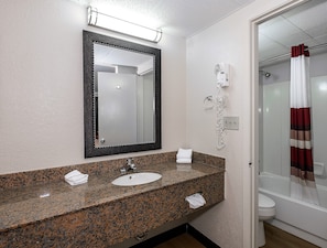 Bathroom - Red Roof Inn Bloomington - Normal/ University (Bloomington)