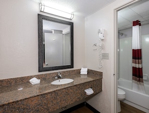 Ensemble douche/baignoire, sĂšche-cheveux, serviettes fournies, savon