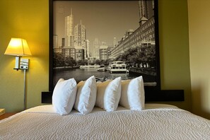 Desk, free cots/infant beds, free rollaway beds, free WiFi - Super 8 by Wyndham Pontiac (Pontiac)